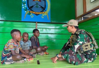 Ajarkan anak-anak Papua membaca dan menulis