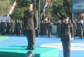 Kasdim 1001/HSU-BLG Kapten Inf Andi Tiro saat pimpin upacara bendera hari kelahiran Pancasila, Sabtu (1/6) 