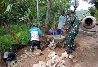 Bantu warga bangun talud di wilayah desa binaan 