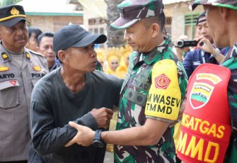 Warga desa Selat Beting berdialog dengan Ketua Tim Wasev