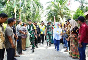 Warga desa Selat Beting menyambut kedatangan Tim Wasev
