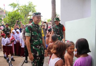 Senyum bahagia Ketua Tim Wasev TMMD menyaksikan anak-anak mandi dengan air sumur bor program unggulan Kasad