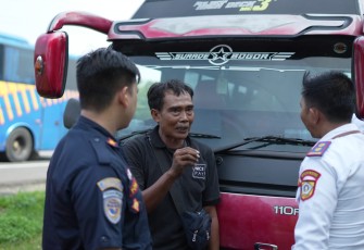 Pengecekan bus pariwisata 