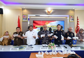 Danlanal Banyuwangi Letkol Laut (P) Hafidz saat konferensi pers 