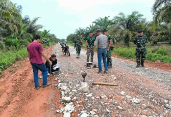 Pengecekan ketebalan timbunan tanah TMMD Kodim 0209/LB