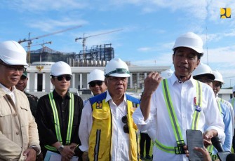 Presiden Joko Widodo saat meninjau istana kepresidenan IKN