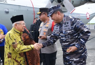 Pangkoarmada III Laksda TNI Hersan saat menyambut kedatangan Wapres KH Ma'ruf Amin 