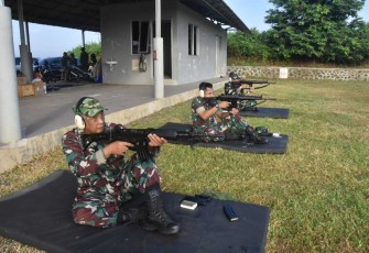 Latihan menembak prajurit Lanud J.B Soedirman 