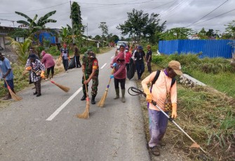 Babinsa Koramil 1710-02/Timika Bersama Masyarakat Bersihkan Jalan Untuk Jaga Kebersihan Lingkungan 