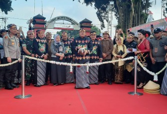 Walikota Blitar Santoso Hendak Pecahkan Kendhi Penanda Dibukanya Bazar Blitar Djadoel Tahun 2024 (Foto : Faisal NR / Klikwarta.com)