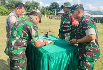 Kapoksahli Pangdam XIV/Hsn Brigjen TNI Tri Saktiyono tandatangani berita acara resmi tutup TMMD ke 120 Kodim 1403/Palopo, Jum'at (7/6)