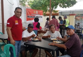 Kapolsek Cepu Kompol Agus Priyo Hatmoko, S.H, S.Th bersama masyarakat dan tukang becak saat acara sarapan gratis di Mapolsek Cepu, Sabtu (8/6/2024)