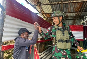 Senyum bahagia warga mendapatkan pelayanan kesehatan Satgas Yonif 509 Kostrad 