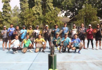 Olahraga tenis lapangan bersama prajurit jajaran Kostrad Kota Malang
