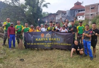 Karya bakti bersihkan lingkungan HUT Menarmed 2 Kostrad ke-62