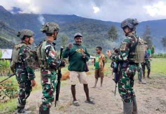 Satgas Yonif 509 Kostrad bersama warga kampung Titigi