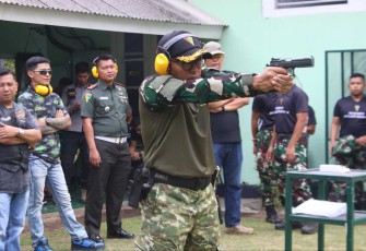Danmenarmed 2 Kostrad Letkol Arm Siswo Budiarto saat membuka lomba menembak eksekutif HUT ke-62 Menarmed 2 Kostrad, Senin (10/6)