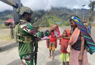 Pemberian bantuan sembako masyarakat 