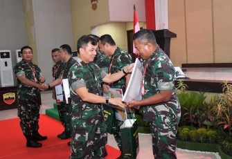 Danrem 023/KS Kolonel Inf Lukman Hakim menerima penghargaan Pangdam I/BB