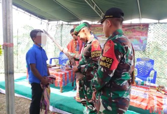 Penyerahan senpi dari warga perbatasan 