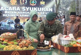 Danmenarmed 2 Kostrad Letkol Arm Siswo Budiarto saat memotong kue ulang tahun ke-62 Menarmed 2 Kostrad, Kamis (13/6)