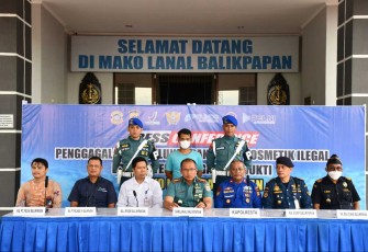 Danlanal Balikpapan Kolonel Laut (P) Edi Kuswanto saat konferensi pers 