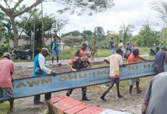 Babinsa Bersama Warga Kerja Bakti Bersihkan Balai Kampung Mwuare