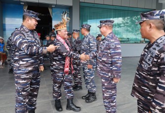 Pangkoarmada III Laksda TNI Hersan menyambut kedatangan Asrena Kasal