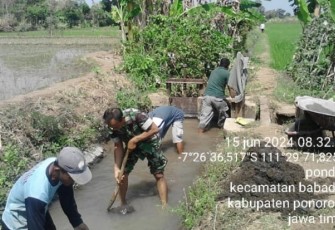 Pembersihan saluran irigasi di wilayah desa binaan 