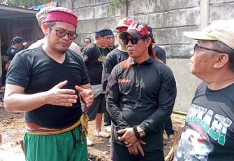 Ketua Korlap Stater bang Bharock (tengah) saat menerima pemaparan kegiatan