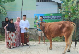 Dandim 1001/HSU-BLG Letkol Kav Gunantyo Ady Wiryawan saat menyerahkan hewan kurban