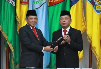 Mendagri Tito Karnavian saat melantik Mayjen Ramses Limbong