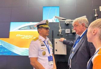 Wakasal Laksdya TNI Erwin S Aldedharma saat menerima pemaparan di Rusia