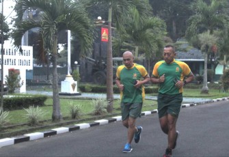 Danmenarmed 2 Kostrad Letkol Arm Siswo Budiarto saat lari pagi bersama prajuritnya 
