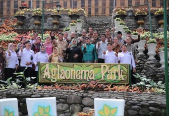 Mendes PDTT Abdul Halim Iskandar foto bersama usai peresmian destinasi wisata Aglonema Park Sleman 