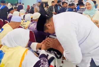 Bupati Roby Sambut Kedatangan Haji Asal Kabupaten Bintan 