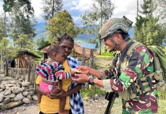 Keceriaan anak-anak bersama prajurit satgas Yonif 509 Kostrad