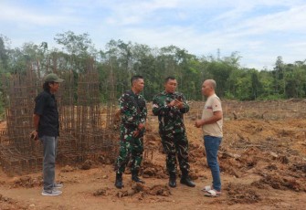Dandim 1001/HSU-BLG Letkol Kav Gunantyo Ady Wiryawan saat memberikan pengarahan dalam peninjauan pembangunan kantor Koramil Paringin 