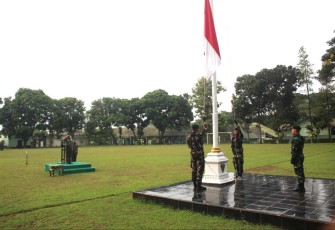 Upacara bendera prajurit Menarmed 2 Kostrad 
