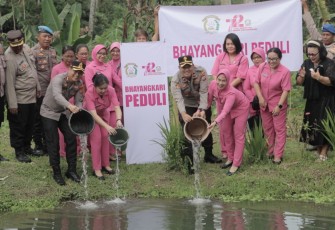 Kapolres Bitung AKBP Albert Zai, S.I.K.,S.H bersama Wakapolres Kompol Aprizal Nugroho, S.I.K.,M.H saat melaksanakan pelepasan bibit ikan nila