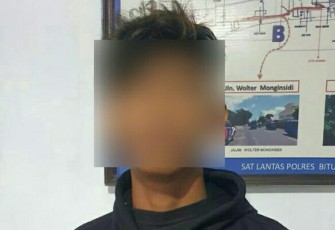 Foto tersangka pelaku pencabulan anak di bawah umur saat di amankan di Mapolsek Matuari