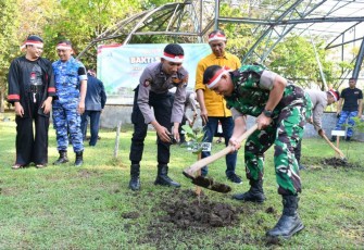 Dandim 0802/Ponorogo Letkol Inf Dwi Soerjono tanam pohon