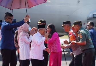 Pangdivif 2 Kostrad Mayjen TNI Anton Yuliantoro saat menyambut kedatangan Wapres RI KH Ma'ruf Amin di lanud Abd Saleh, Kamis (27/6)