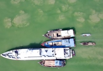 Bakamla RI saat Geledah Tiga Kapal Tambang Pasir Ilegal di Perairan Karimun