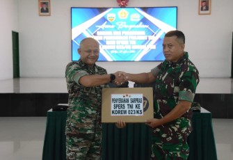 Kasrem 023/KS Letkol Arh Utama Rusdyaman saat menerima sarpas secara simbolis, Jum'at (28/6)