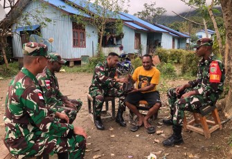 Babinsa Koramil 1715-01/Oksibil Laksanakan Komsos Dengan Masyarakat di Kampung Dabilding Distrik Kalomdol