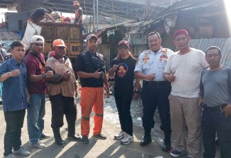 Ketua Korlap Stater bang Bharock (topi hitam) dengan jajaran DKP Kota Depok dalam pelaksanaan kegiatan Jum'at Bersih, (28/6)
