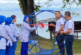 Ketua Cabang 6 DJA III Ny Alvita Bimoaji saat meresmikan taman bermain pantai Camar Biak