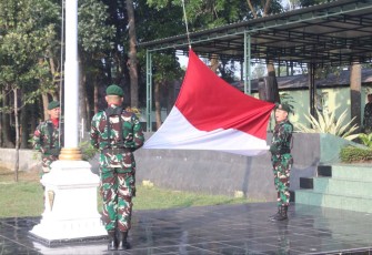 Upacara bendera prajurit Menarmed 2 Kostrad 