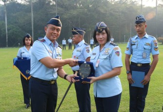 Dankosek IKN Marsma TNI Abdul Haris saat memberikan cenderamata 
